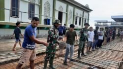 Semangat Gotong Royong, TNI dan Warga Cor Lantai TPQ