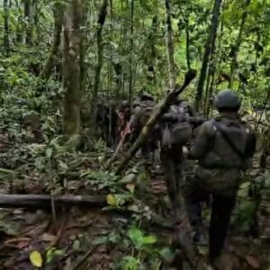 Personel Berjalan Kaki Sisir Daratan Dalam Pencarian Iptu Tomi Samuel Marbun