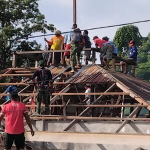 Sinergi TNI dan Warga, Babinsa Koramil 1505-01 Tidore Gotong Royong Bongkar Atap Masjid Nurul Huda
