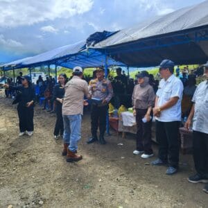 Kapolsek Butar Dampingi Bupati Morut, Tanam Sawit Perdana PT.CAS Di Dusun I  Divisi II Manyoe.