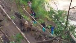 Jembatan Ambruk, Siswa SD Pasir Agung Nekat Lewati Longsor, Diduga Pemkab Tutup Mata