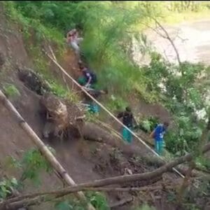 Jembatan Ambruk, Siswa SD Pasir Agung Nekat Lewati Longsor, Diduga Pemkab Tutup Mata