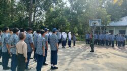 Babinsa Latih PBB Siswa SMPN 9 Barabai untuk Peringati Hardiknas
