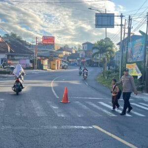 Polsek Pronojiwo Amankan Lalu Lintas dan Penyeberangan Siswa Pagi Hari