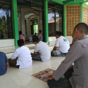 Polsek Padang Kawal Ketat Sholat Jumat di Masjid Al Huda, Jamin Keamanan Jamaah