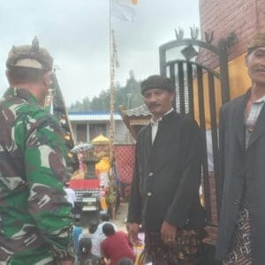 Pengamanan Acara Sembayangan Hari Raya Kuningan di Pura Amerta Loji Titi Luhur oleh Babinsa Koramil Sumber