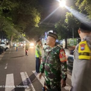 Polsek Lumajang Kota Kawal Pengajian Umum dan Santunan Yatim Piatu di Masjid Darul Fallah