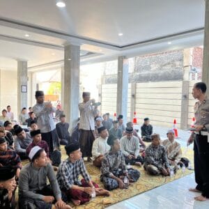Hardiknas Polres Probolinggo Beri Edukasi Santri Tentang Keselamatan Berkendara