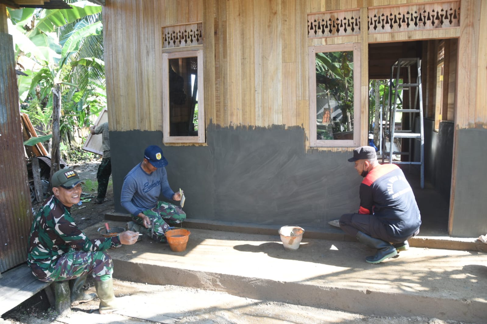 Sinergi TNI dan Warga Haruyan Bangun Rumah Layak untuk Janda Lansia