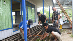 Satgas TMMD Kodim 1002 dan Warga Lanjutkan Rehab Langgar Darussalam