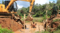 Berkubang Lumpur, Personel TMMD Kodim Tanah Laut Tetap Semangat