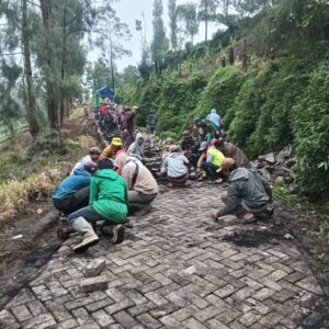 Kompak!! Selain Mengawasi, Warga Wonokerso Bantu Perbaikan Jalan Lingkungan 