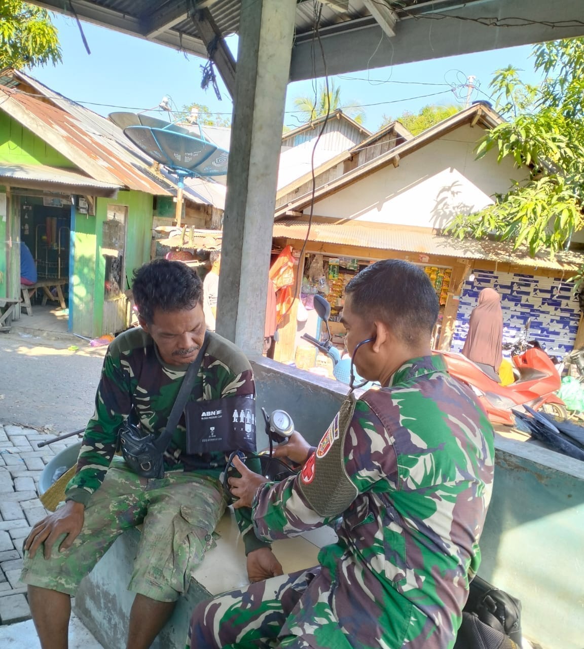 Jelang Penutupan TMMD, Tim Kesehatan TNI Layani Warga Tulus