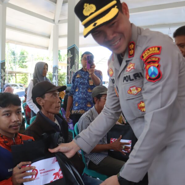 Polres Probolinggo Kota Bagikan Ratusan Paket Sembako Sambut Hari Bhayangkara ke- 79