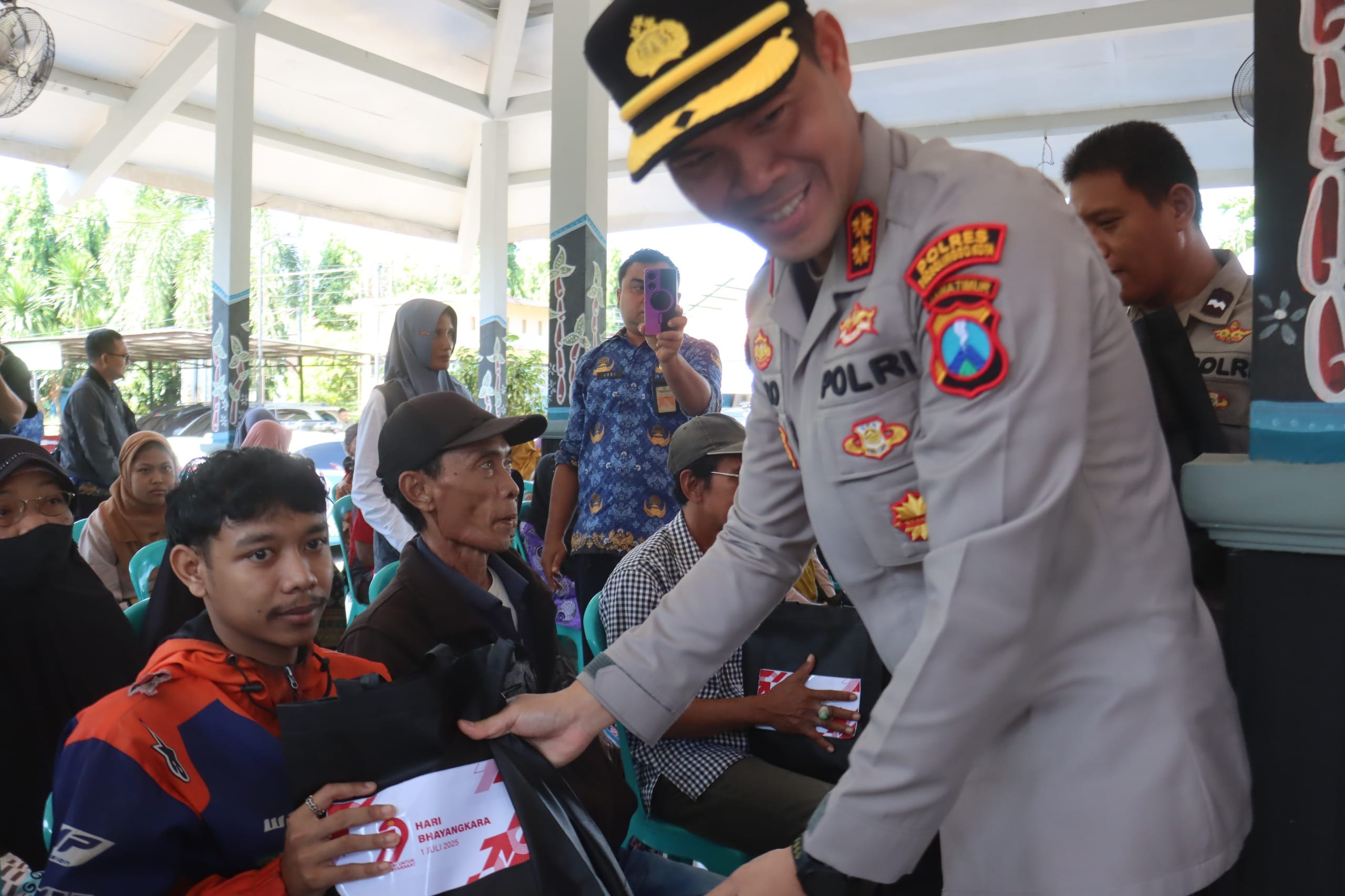 Polres Probolinggo Kota Bagikan Ratusan Paket Sembako Sambut Hari Bhayangkara ke- 79