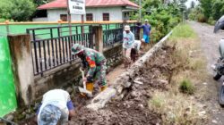 Cegah Banjir, Babinsa Ajak Warga Gotong Royong Bersihkan Selokan
