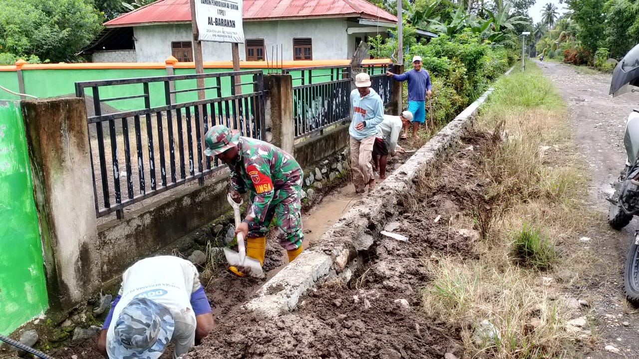 Cegah Banjir, Babinsa Ajak Warga Gotong Royong Bersihkan Selokan