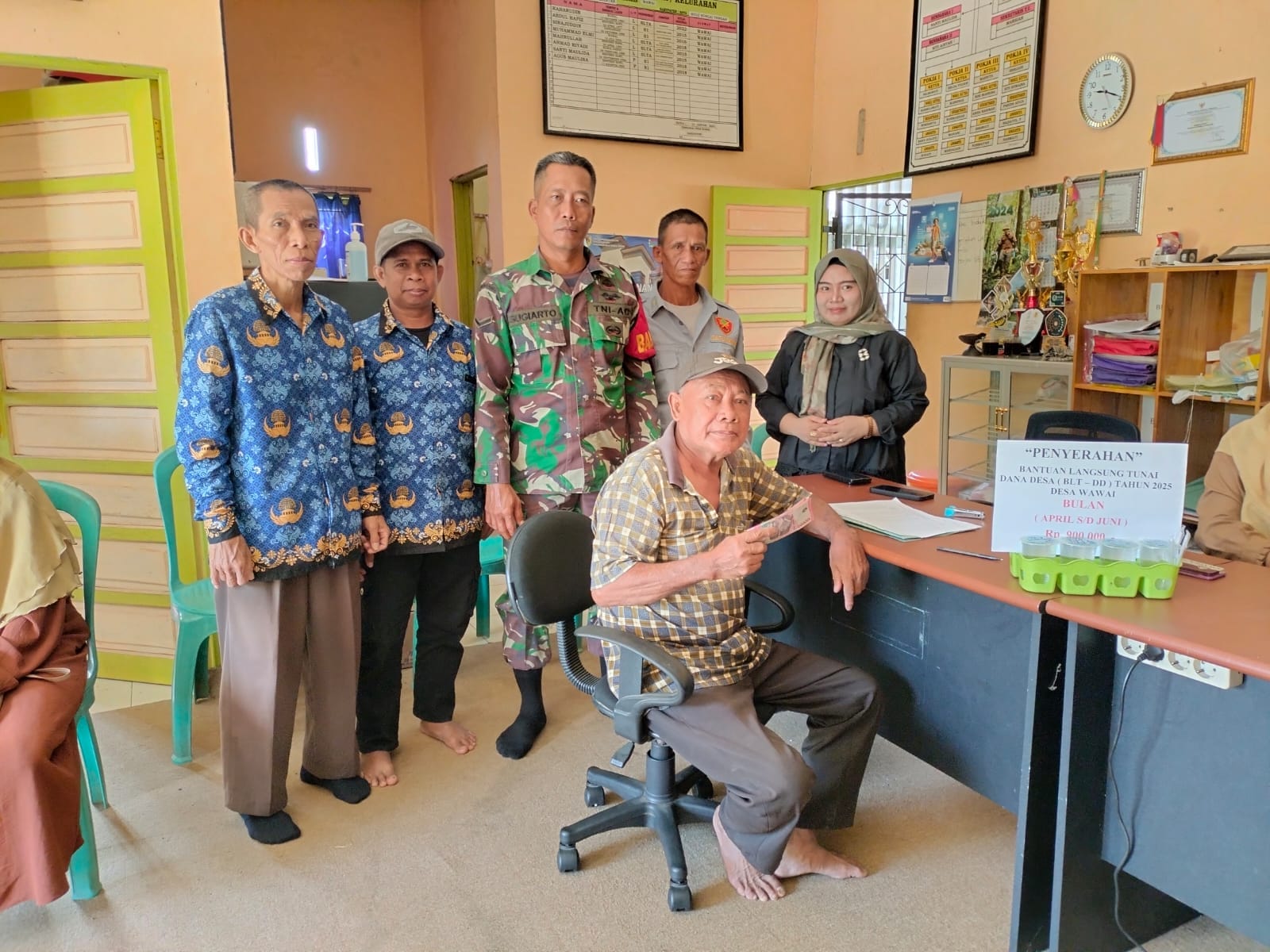 Babinsa dan Bhabinkamtibmas Kawal Ketat Penyaluran BLT di Wawai