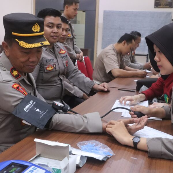 Polres Probolinggo Gelar Donor Darah Bersama Wartawan Peringati HUT Bhayangkara