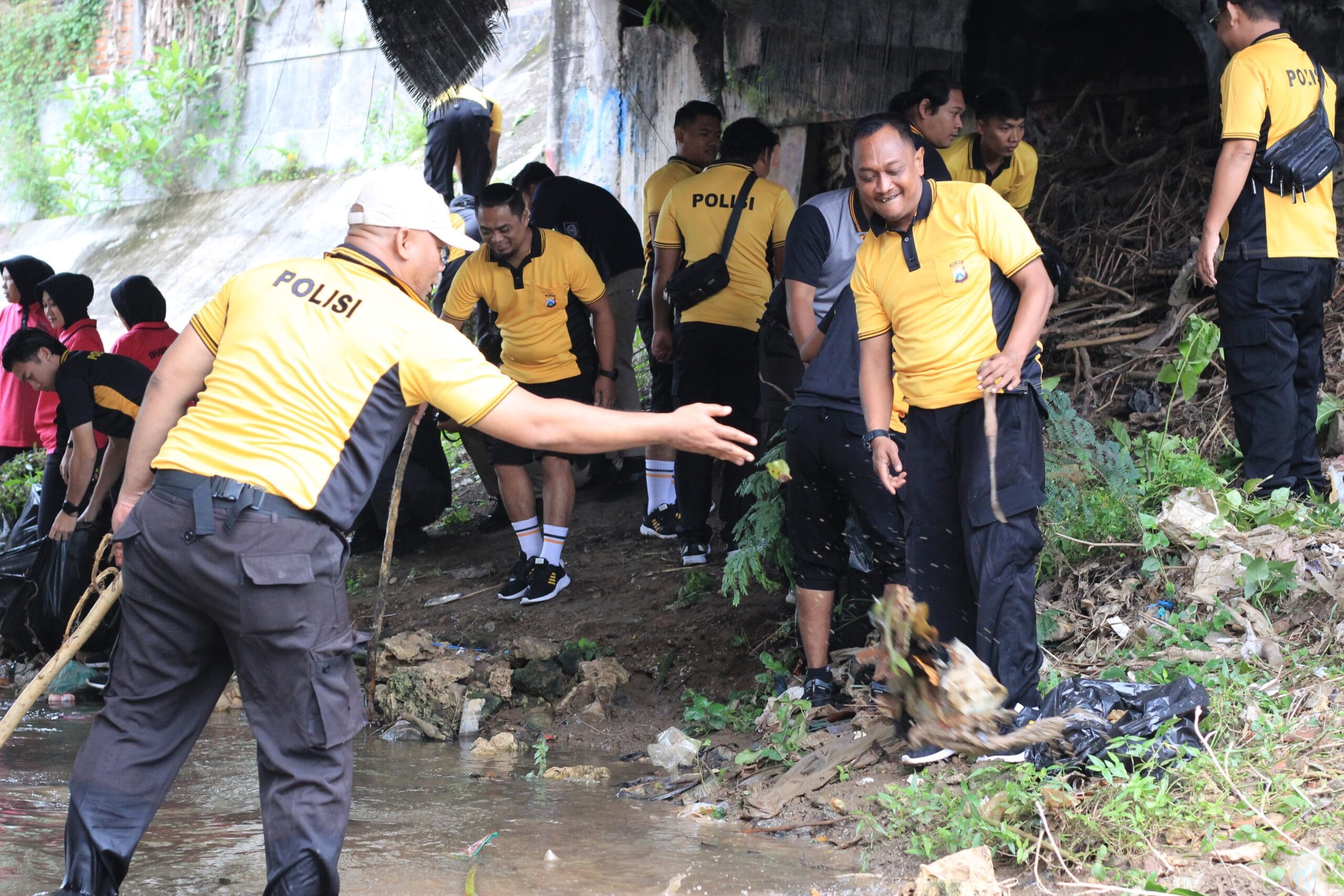 Bhayangkari dan Polres Tuban Kompak Bersihkan Sampah di Kali Merik