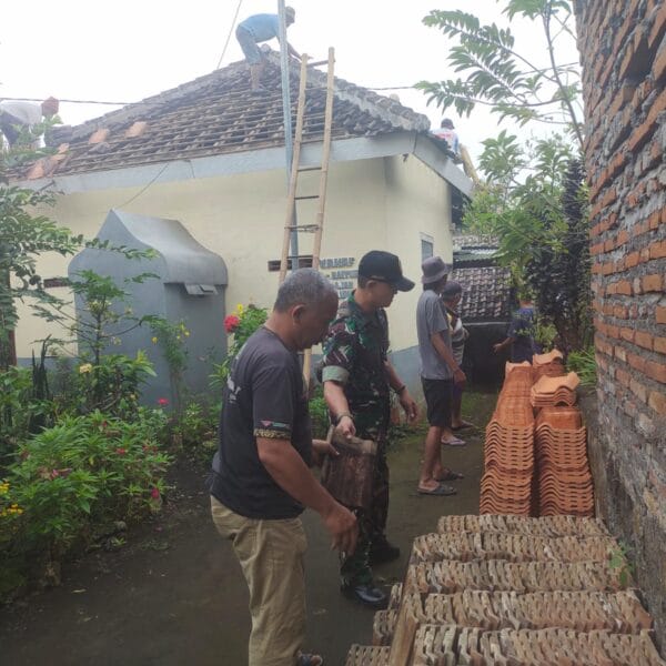 Koramil Lumbang Dampingi Kerja Bakti Rehab Musola, Warga Bersyukur