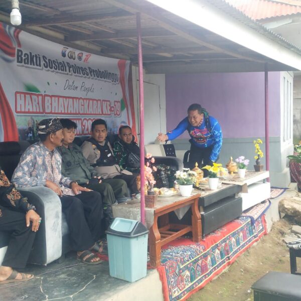 Dandim dan Kapolres Probolinggo Salurkan Bantuan Sosial Hari Bhayangkara