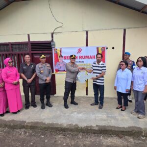 Sambut Hari Bhayangkara ke 79. Polres Morowali Utara bedah rumah warga