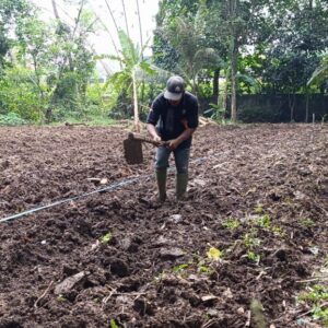 Bhabinkamtibmas Pasir Jaya Ajak Warga Manfaatkan Lahan Kosong untuk Pertanian Bhabinkamtibmas Pasir Jaya Ajak Warga Manfaatkan Lahan Kosong untuk Pertanian