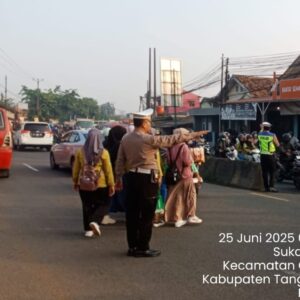 Polsek Cikupa Laksanakan Protap Pagi, Wujudkan Kamseltibcar Lantas di Depan PT. Cingluh Polsek Cikupa Laksanakan Protap Pagi, Wujudkan Kamseltibcar Lantas di Depan PT. Cingluh