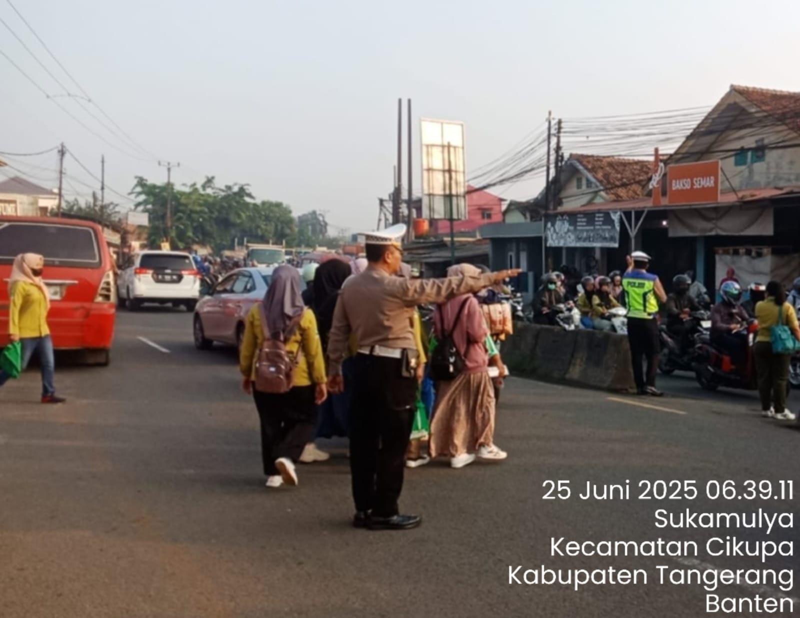 Polsek Cikupa Laksanakan Protap Pagi, Wujudkan Kamseltibcar Lantas di Depan PT. Cingluh