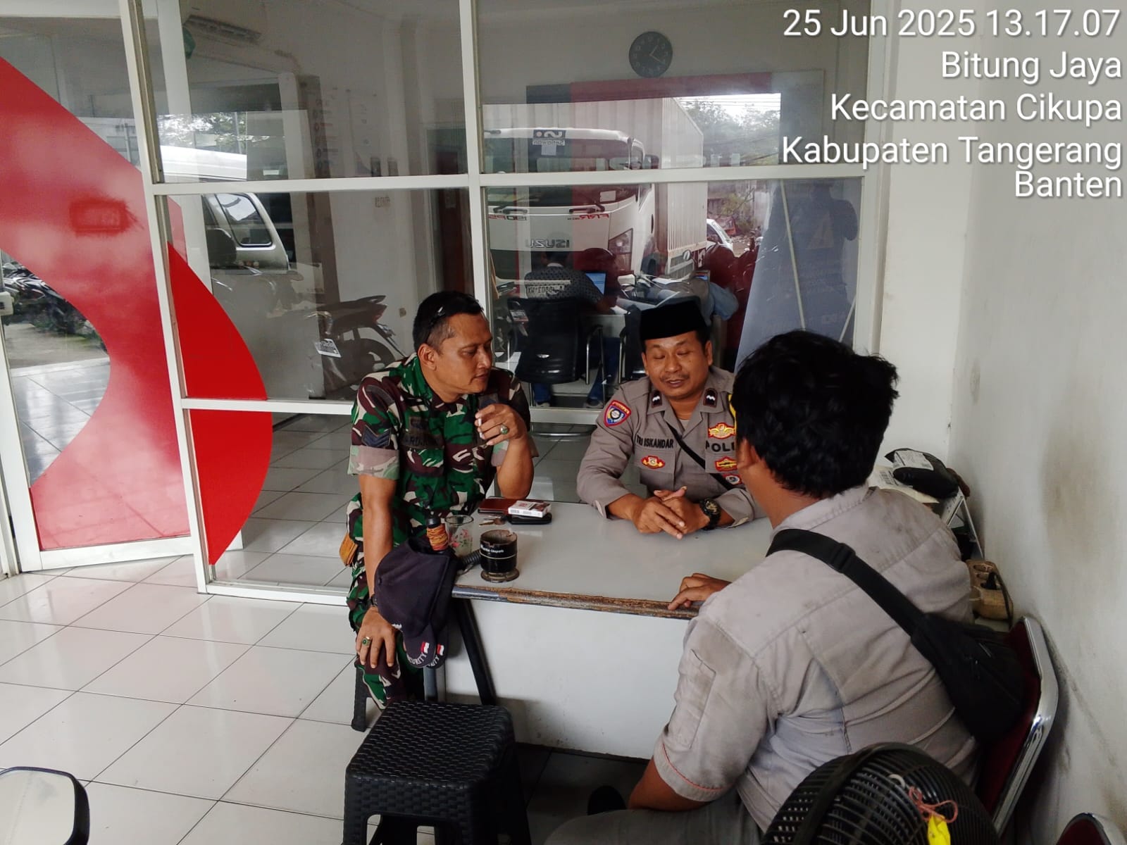 Bhabinkamtibmas Sambang Warga, Jalin Silaturahmi dan Himbau Harkamtibmas di Desa Bitung Jaya
