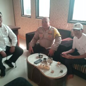 Aiptu Rukmono Sambang ke Kantor Desa: Meningkatkan Sinergi dengan Perangkat Desa Aiptu Rukmono Sambang ke Kantor Desa: Meningkatkan Sinergi dengan Perangkat Desa