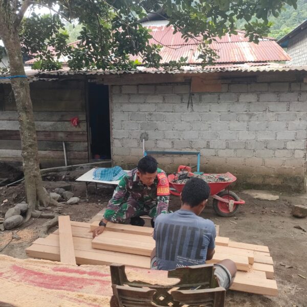 Babinsa Koramil 1505-04 Oba Bantu Warga Buat Kusen Pintu Rumah