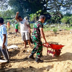 Bersama Warga Tlumbung, Babinsa Sumberrejo Bojonegoro Bersih-Bersih Area Makam Bersama Warga Tlumbung, Babinsa Sumberrejo Bojonegoro Bersih-Bersih Area Makam