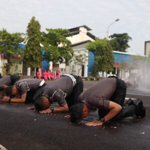 Tradisi Unik Kenaikan Pangkat Polres Tuban: 62 Personel Disiram Mobil Damkar