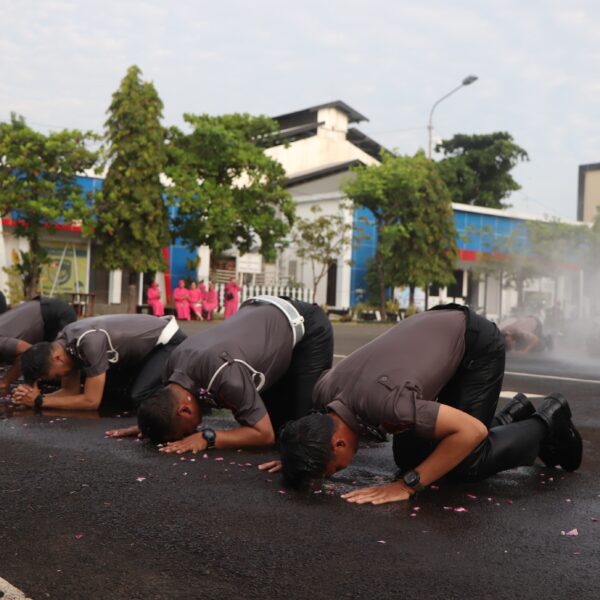 Tradisi Unik Kenaikan Pangkat Polres Tuban: 62 Personel Disiram Mobil Damkar