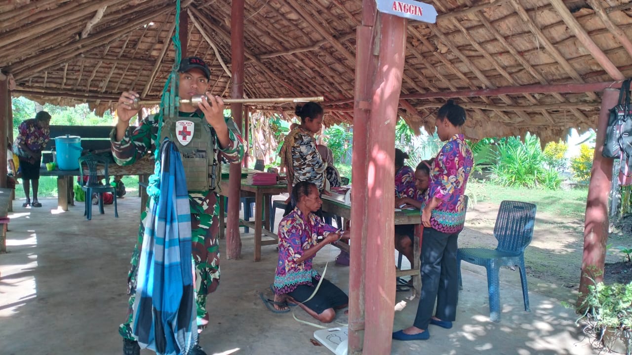 Satgas Yonif 312/KH Hadirkan Senyum Sehat di Kampung Perbatasan Yanggandur