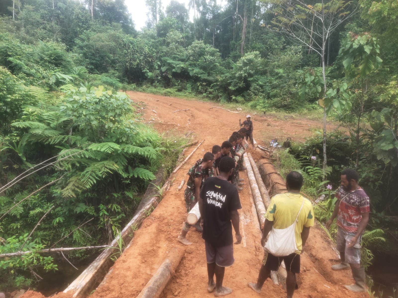 Satgas Yonif 126/KC Bersama Warga Gotong Royong Perbaiki Jembatan Menuju Kampung Wametkapa