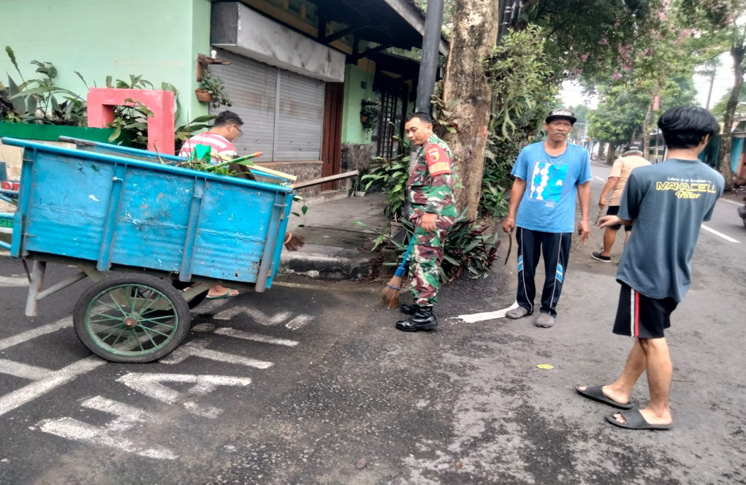 Babinsa Kepanjenlor Bersama Warga Gelar Kerja Bakti Jumat Bersih di Kampung Meduran