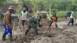 Babinsa Bumiayu Bersama Warga Antusias Gotong Royong Bersihkan Jalan Dusun Banaran