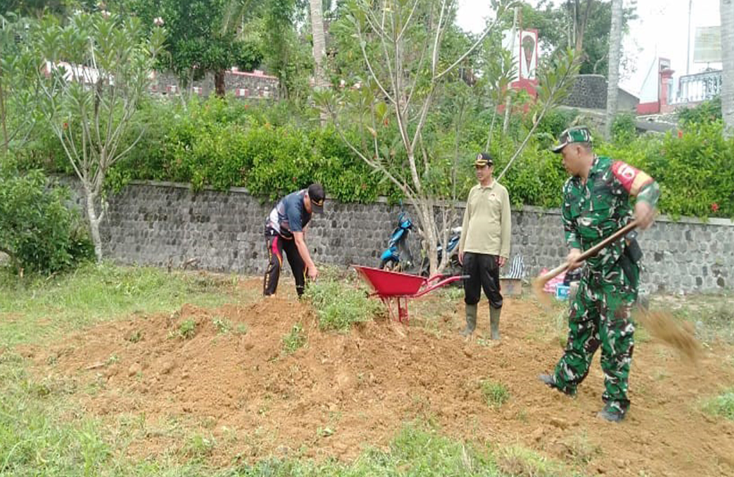 Muspika Bakung Gelar Kerja Bakti Bersih-Bersih Lingkungan Di Sekitar Monumen Trisula
