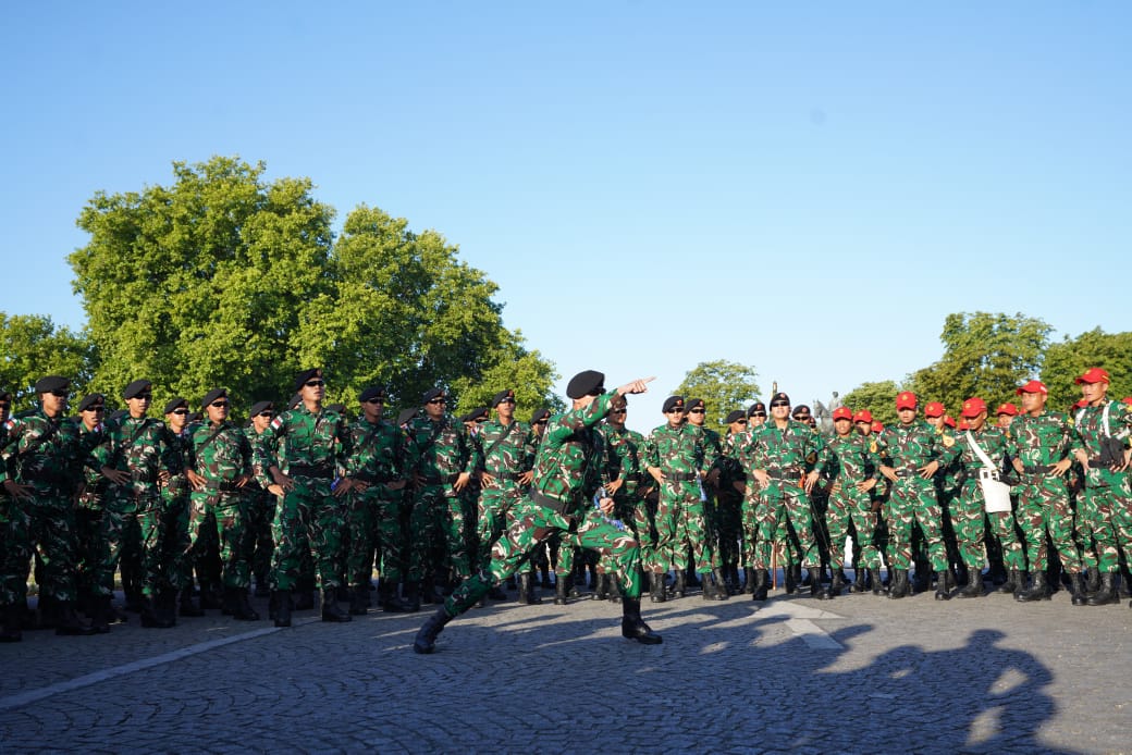 Prajurit TNI dan Lokananta Berlatih di Boulevard Bersejarah Paris