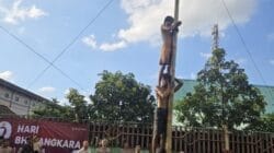 Meriahkan HUT Bhayangkara ke-79, Polsek Cikupa Gelar Lomba Panjat Pinang di Desa Talaga Meriahkan HUT Bhayangkara ke-79, Polsek Cikupa Gelar Lomba Panjat Pinang di Desa Talaga