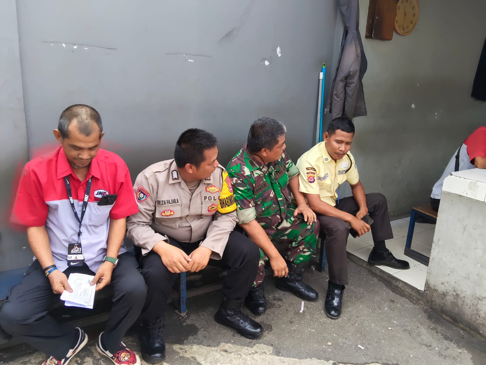 Polsek Cikupa Lakukan Sambang dan Sosialisasi Layanan Kepolisian 110 kepada Warga Desa Bojong