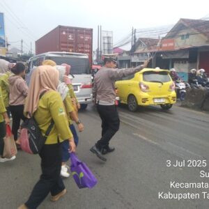 Protap Pagi Polsek Cikupa, AIPTU Sapudin Atur Arus Lalu Lintas di Jalan Raya Serang Protap Pagi Polsek Cikupa, AIPTU Sapudin Atur Arus Lalu Lintas di Jalan Raya Serang