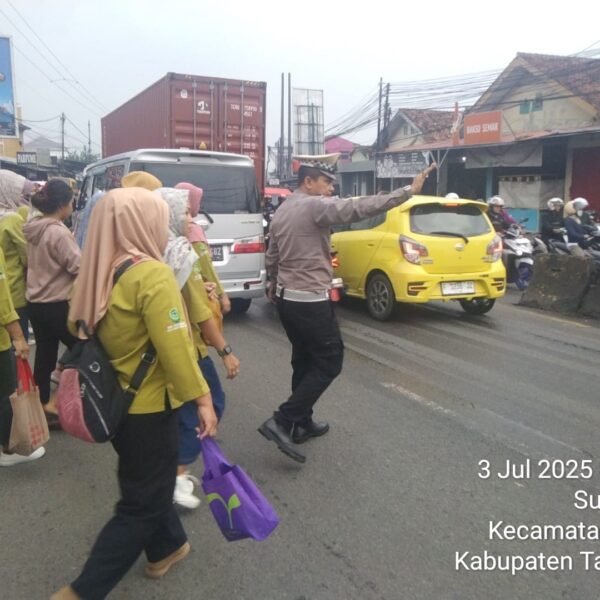Protap Pagi Polsek Cikupa, AIPTU Sapudin Atur Arus Lalu Lintas di Jalan Raya Serang