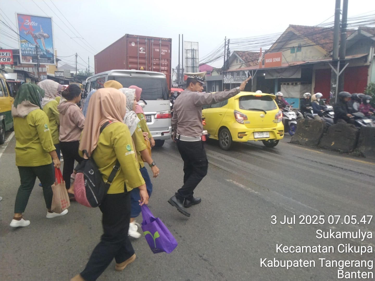 Protap Pagi Polsek Cikupa, AIPTU Sapudin Atur Arus Lalu Lintas di Jalan Raya Serang