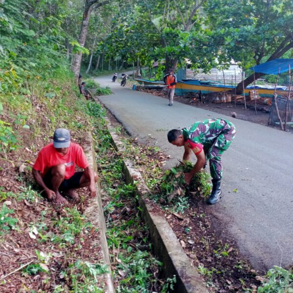 Wujudkan Lingkungan Bersih, Babinsa Pimpin Gotong Royong Pembersihan Lingkungan Desa