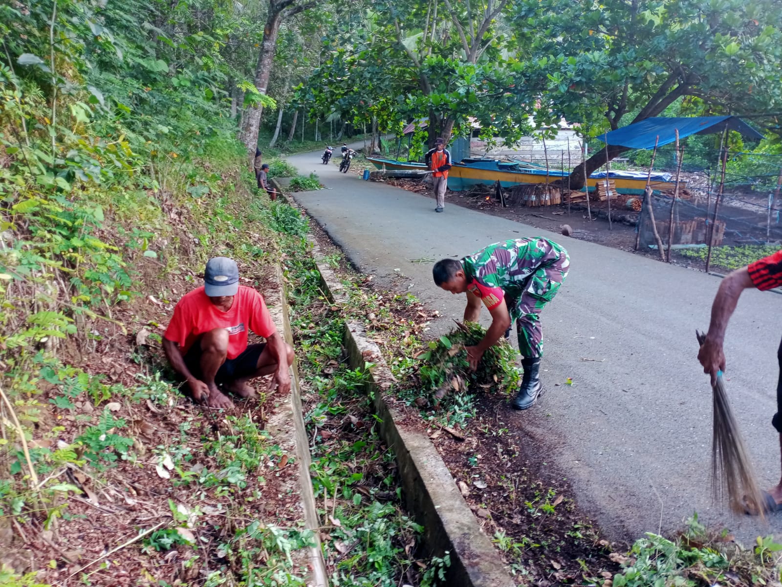 Wujudkan Lingkungan Bersih, Babinsa Pimpin Gotong Royong Pembersihan Lingkungan Desa