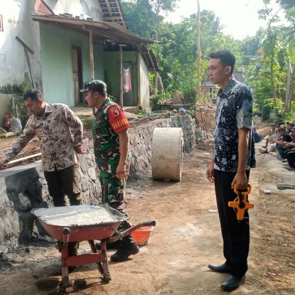 Babinsa Tiris Kawal Monev Desa Pesawahan Demi Transparansi Pembangunan